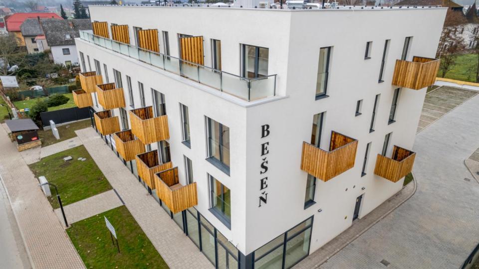 Apartman Nad Riekou Bešeňová Buitenkant foto