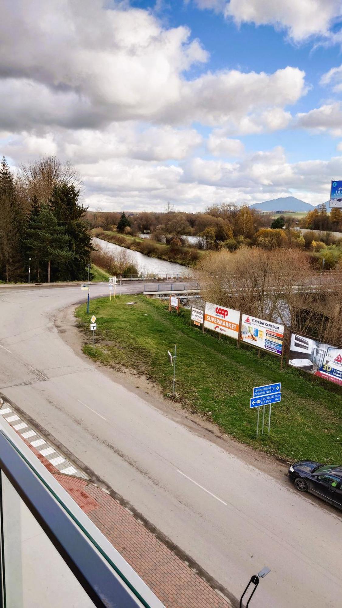 Apartman Nad Riekou Bešeňová Buitenkant foto